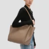 Geantă tote The Victoria din piele gri porumbel Geantă tote The Victoria din piele gri porumbel