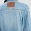 Jachetă trucker din denim în albastru tradițional Jachetă trucker din denim în albastru tradițional
