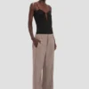 Pantaloni cu talie plisată în culoarea limestone Pantaloni cu talie plisată în culoarea limestone
