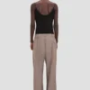Pantaloni cu talie plisată în culoarea limestone Pantaloni cu talie plisată în culoarea limestone