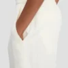 Pantaloni scurți croiți în culoarea ivoriu Pantaloni scurți croiți în culoarea ivoriu