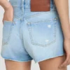 Pantaloni scurți cu aspect uzat, în nuanță de albastru deschis Pantaloni scurți cu aspect uzat, în nuanță de albastru deschis