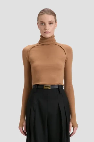 Pulover cu guler înalt, de culoare camel închis