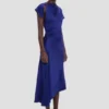 Rochie asimetrică răsucită în indigo strălucitor Rochie asimetrică răsucită în indigo strălucitor
