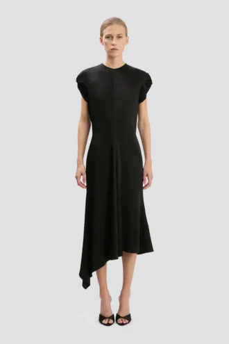 Rochie cu umeri răsuciți în negru
