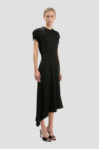 Rochie cu umeri răsuciți în negru