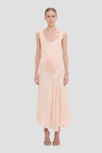 Rochie din dantelă în nuanțe de floare