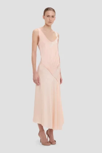 Rochie din dantelă în nuanțe de floare